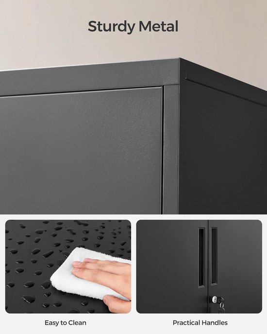 Detail van de hoek van een stevige zwarte metalen kast. Hand die oppervlak afveegt met doek.