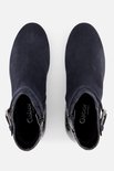 Bovenaanzicht van twee donkerblauwe laarzen met suède en krokodillenprint details, Gabor comfort.