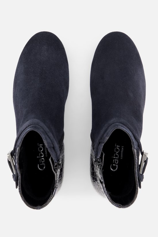 Bovenaanzicht van twee donkerblauwe laarzen met suède en krokodillenprint details, Gabor comfort.