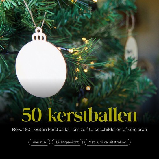 Een stapel van 50 onbewerkte houten kerstballen, bedoeld voor decoratie.
