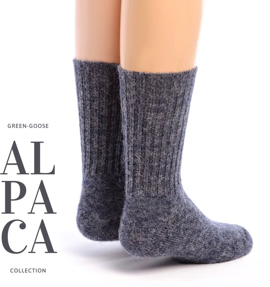 Donkerblauwe gebreide alpacasokken op een etalagepop.