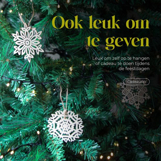 Houten kersthangers in de vorm van sneeuwvlokken, aan een kerstboom met lichtjes. Tekst: 'Ook leuk om te geven'.