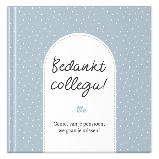 Achterkant van een boek in de kleur 'Mellow Blue' met witte stippen. Centraal staat de tekst 'Bedankt collega! Geniet van je pensioen, we gaan je missen!'.