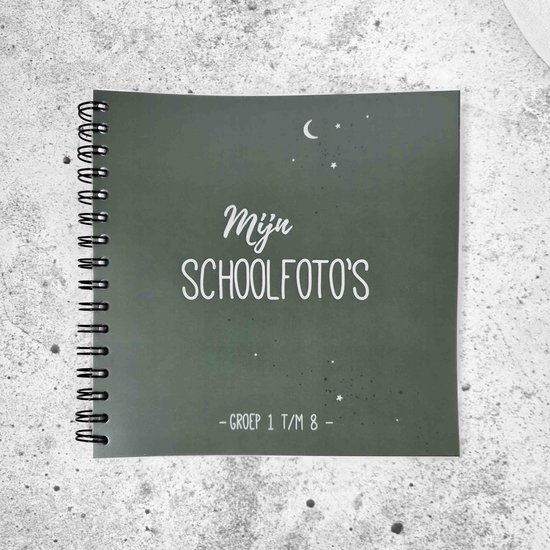 Donkergroen kaft van 'Mijn Schoolfoto's, Groep 1 t/m 8' met maan en sterren.