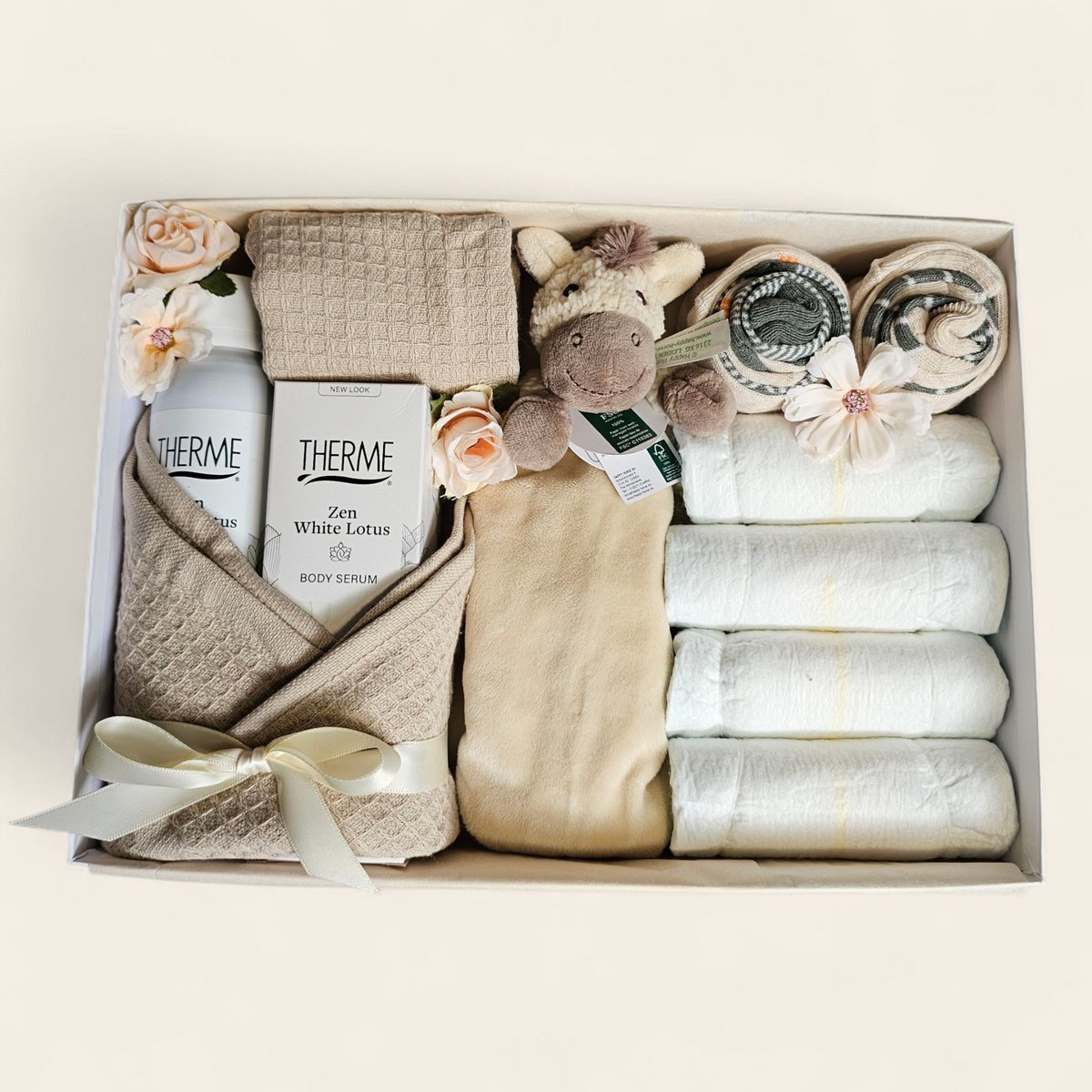 Kraamcadeau meisje en mama – Happy Horse Helma knuffeldoekje, sokjes, luiers & Therme Zen voor mama – Luxe doos