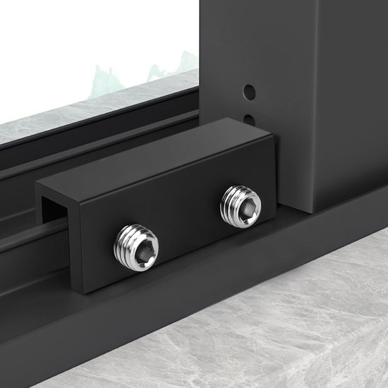 Zwarte U-vormige raamsluiting met zilverkleurige schroeven, gemonteerd op een aluminium schuifraamprofiel.