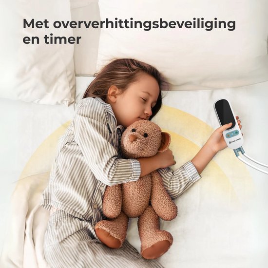 Een meisje slaapt met een knuffelbeer onder een elektrische deken, met een Cool Home controller.