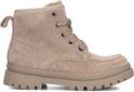 Beige suède veterlaarsje met rits en grove zool, van de zijkant bekeken.