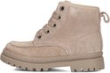 Beige suède veterlaarsje met rits en grove zool, van de zijkant bekeken.