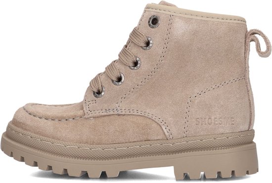 Beige suède veterlaarsje met rits en grove zool, van de zijkant bekeken.