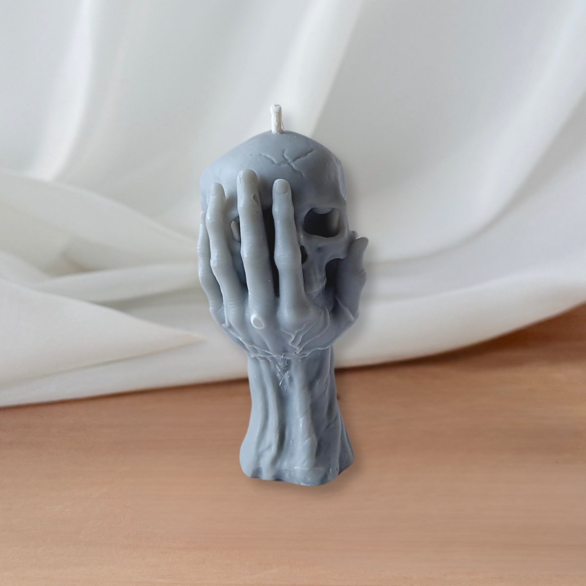 Schedel in de Hand Kaars – Halloween Decoratie – Handgemaakt – Ecologische Vegan Koolzaadwaskaars