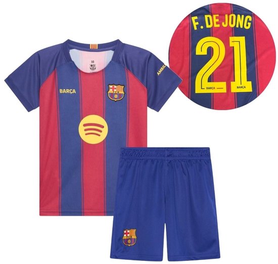 FC Barcelona tenue met shirts en broekje. Het shirt heeft blauwe en rode strepen, het broekje is blauw. Achterkant shirt met 'F. DE JONG 21'.