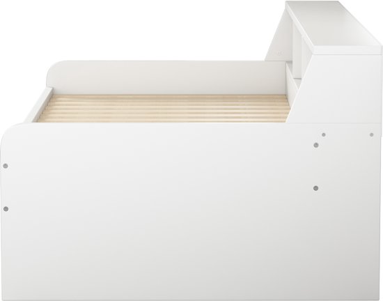 Zijaanzicht van een witte slaapbank met lattenbodem en open vakken aan het hoofdeinde.