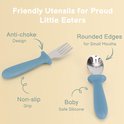Een blauwe vork en lepel met anti-choke ontwerp, afgeronde randen en antislip handgreep.
