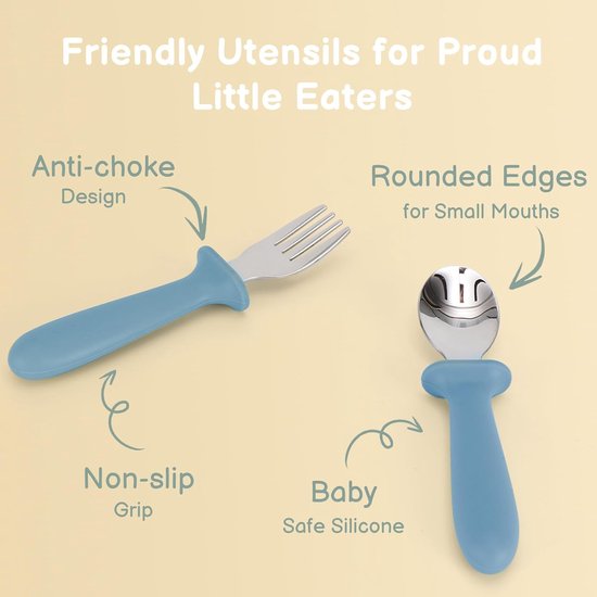 Een blauwe vork en lepel met anti-choke ontwerp, afgeronde randen en antislip handgreep.