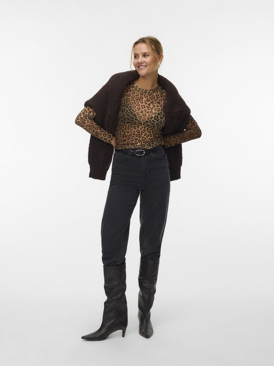 Model in bruine mesh top met luipaardprint, donkere jeans en zwarte laarzen, met gebreide cardigan over de schouders.