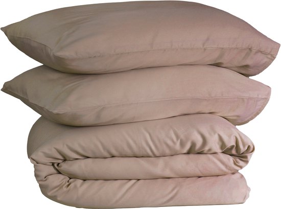 Housse de couette beige empilée et deux taies d'oreiller.