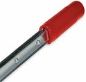 Detail van de geribbelde rode softgrip handgreep van een lier.