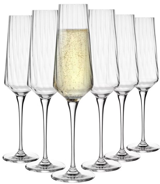 Zes Krosno Lumi champagneglazen, waarvan één gevuld met sprankelende champagne, met een gegroefd patroon.