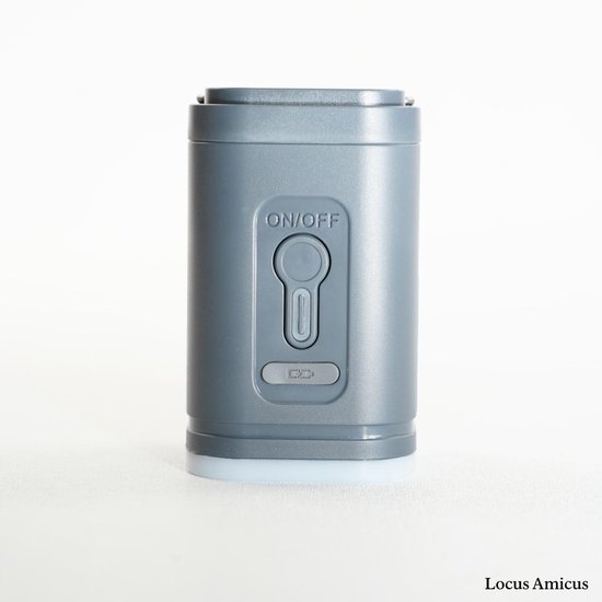 Pompe électrique grise avec bouton "ON/OFF" et indicateur lumineux, portant le nom de marque 'Locus Amicus'.