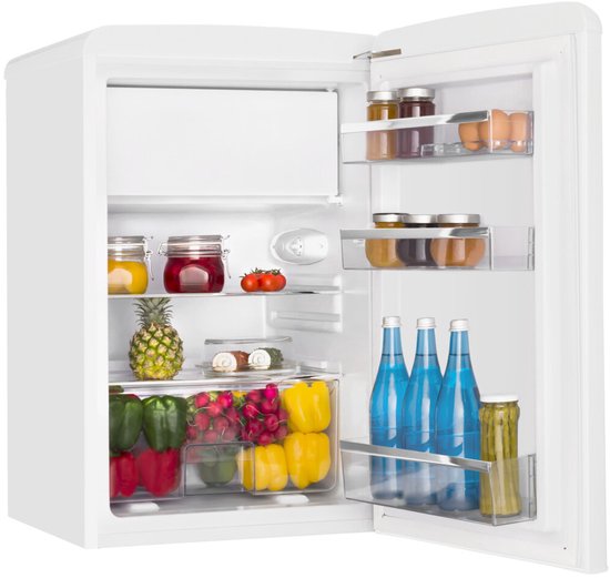 Witte Amica koelkast, open met diverse etenswaren: groenten, fruit, flessen water en potjes.