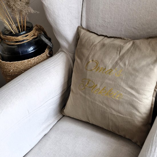 Sierkussen Kussen met tekst bedrukt cadeau oma | oma’s plekkie beige met opdruk goud met vulling | 50x50 cm | Moederdag verjaardag vrouw