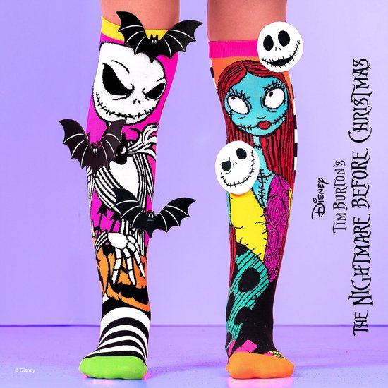 Hoge sokken met Jack Skellington en Sally, versierd met 3D-vleermuizen en schedelaccenten voor Halloween.