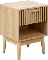 Licht houten nachtkastje met ribbel lade en een open vak op vier poten.