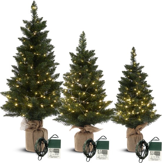 Drie kunstkerstbomen met LED-verlichting en jute voeten, tegen een witte achtergrond.