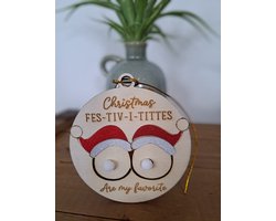 WoodR Grappige kerstballen ludiek cadeau Set van 4 “Fes-tiv-i-tittes” Kerstballen – Grappige kerstversiering ooit! Voor de echte kerstliefhebber met humor! tieten kerstbal Ideaal voor dun cadeau studenten huizen surprise cadeau Secret Santa,