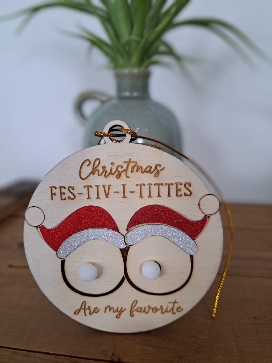WoodR Grappige kerstballen ludiek cadeau Set van 4 “Fes-tiv-i-tittes” Kerstballen – Grappige kerstversiering ooit! Voor de echte kerstliefhebber met humor! tieten kerstbal Ideaal voor dun cadeau studenten huizen surprise cadeau Secret Santa,