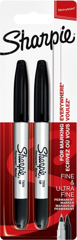 Twee zwarte Sharpie permanente markers met fijne en ultrafijne punten in een verpakking. Met de tekst 'FOR MARKING EVERYWHERE'.