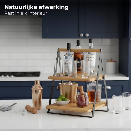 Houten etagère met twee plateaus, gevuld met drankflessen, glazen, shaker, ijsemmer en fruit.