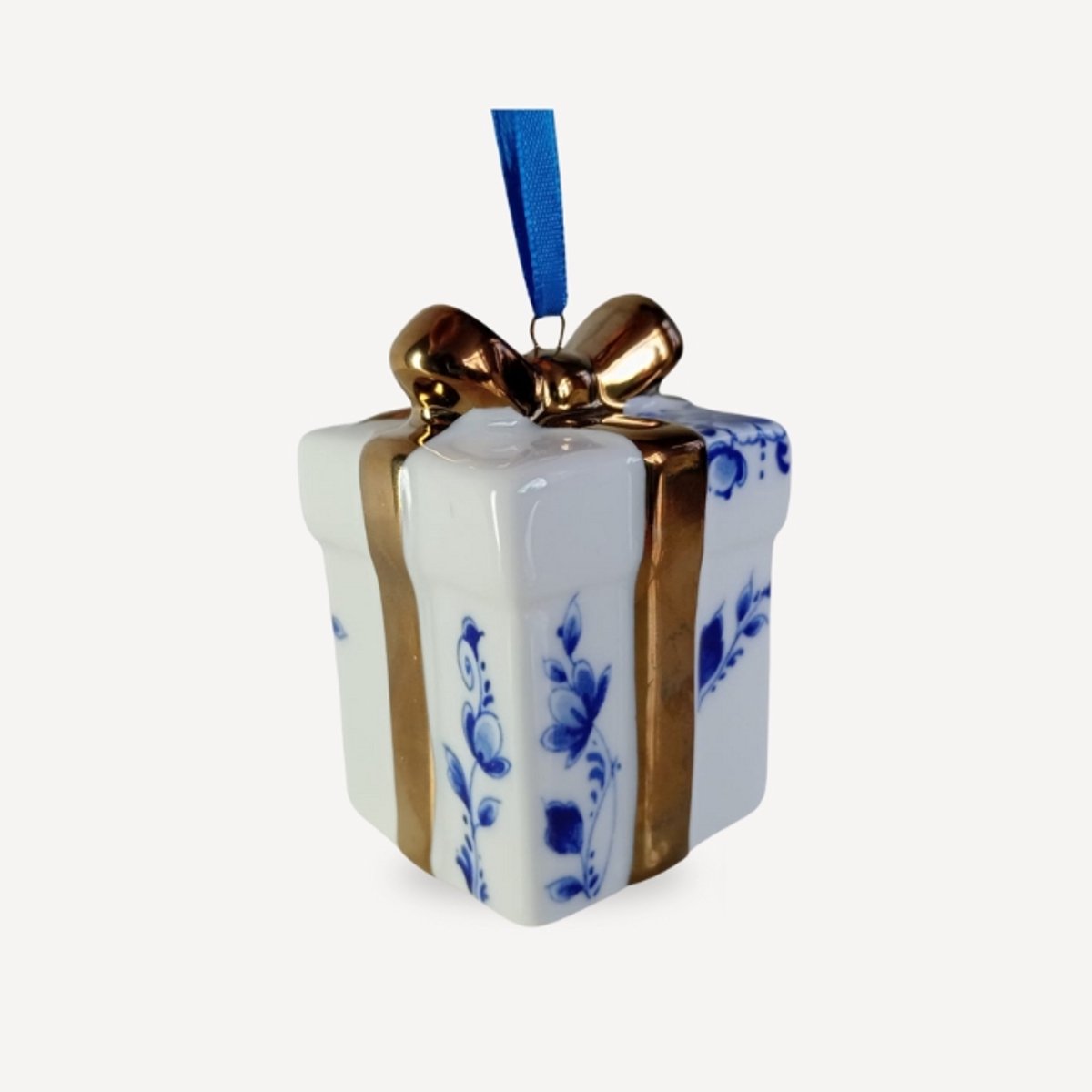 Kerstornament cadeautje goud -