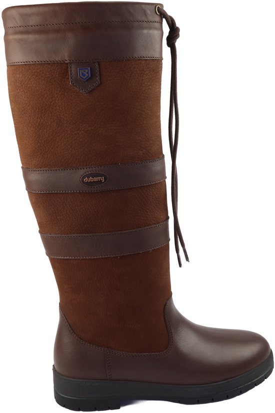 Botte marron en cuir avec avant en daim, accents en cuir et laçage sur le côté. Logo Dubarry sur la tige.