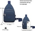 Donkerblauwe sling bag, 20cm hoog, 18cm breed, met een telefoon ter referentie.