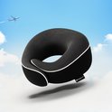 Coussin de nuque noir avec motif rayé à l'intérieur et passepoil blanc. Avion en arrière-plan.