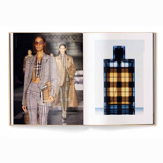 Vrouw op een catwalk in Burberry-pak met ruitpatroon, beige tas en zonnebril. Rechts een parfumflesje in Burberry-ruit.