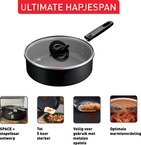Zwarte hapjespan met glazen deksel, spatel met zalm en gebakken eitje.