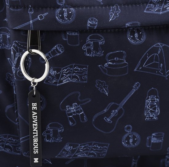 Detail van een donkerblauwe rugzak met een print van kampeerspullen. De tekst 'BE ADVENTUROUS' hangt aan een sleutelhanger.