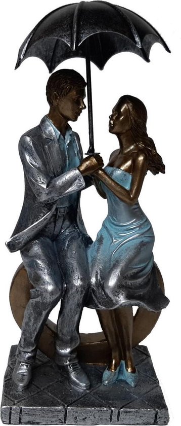 Beeld liefde man en vrouw met paraplu zittend op een hart