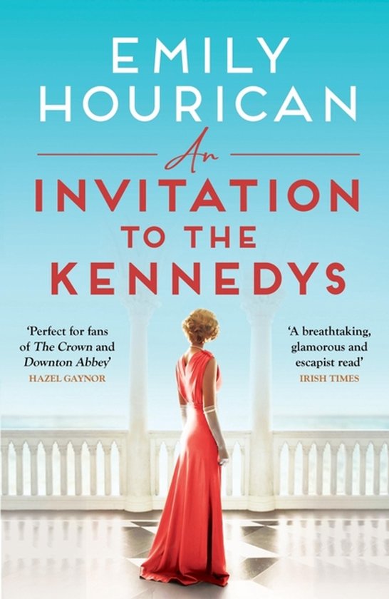 Boek 'An Invitation to the Kennedys' van Emily Hourican. Vrouwe in oranje jurk, staand op een terras met uitzicht op zee.