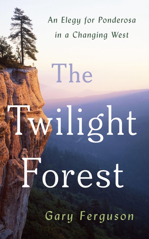 Boek "The Twilight Forest" door Gary Ferguson. Een eenzame dennenboom op een rotsachtige klif met een mistige vallei op de achtergrond bij zonsondergang.