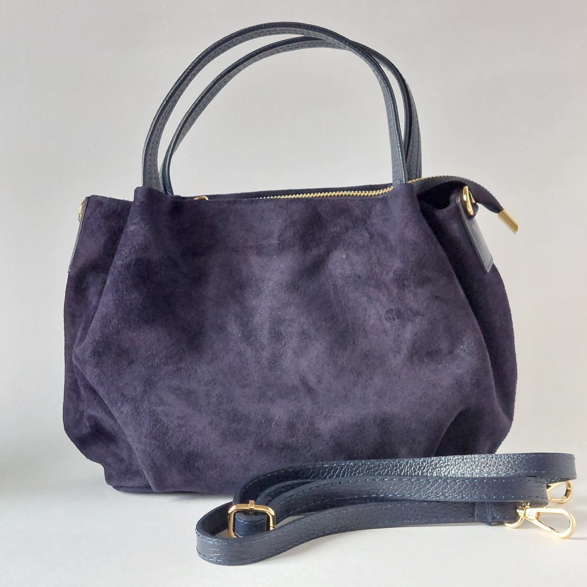 Blauwe schoudertas en handtas van suède – Borse in Pelle – soepel materiaal – handmade in Italië – topkwaliteit – met ritssluiting