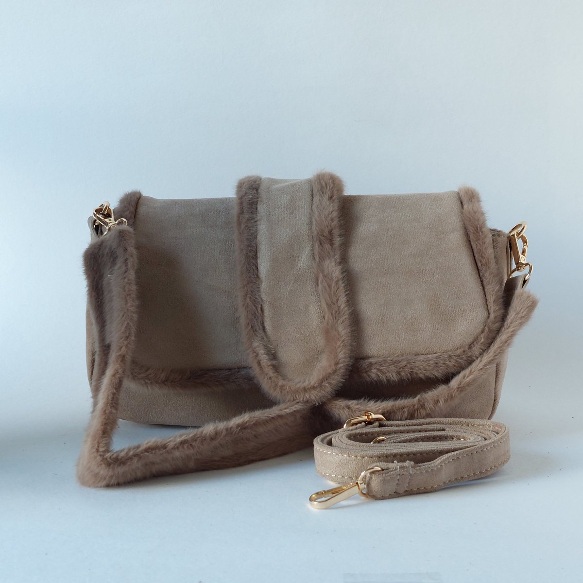 Beige suède look crossbody - afgewerkt met teddy stof - vlotte tas - met extra band