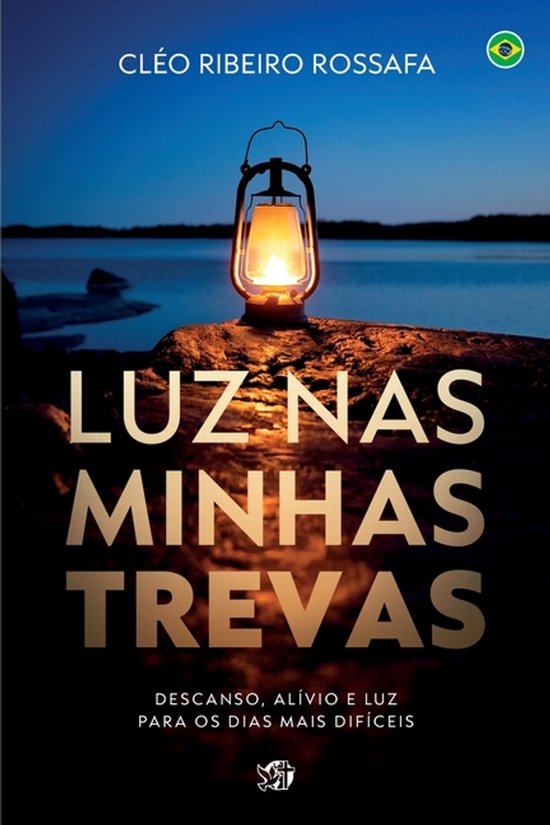 Couverture de livre avec le titre 'LUZ NAS MINHAS TREVAS' et une lampe à huile allumée sur un rocher au bord de l'eau.