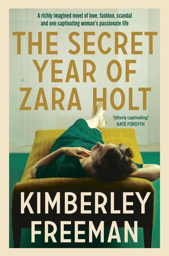 Boek 'The Secret Year of Zara Holt' met een vrouw liggend op een bankje. Tekst: A richly imagined novel of love, fashion, scandal and one captivating woman's passionate life. THE SECRET YEAR OF ZARA HOLT. 'Utterly captivating' KATE FORSYTH. KIMBERLEY FREEMAN.