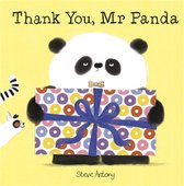 De voorkant van het boek 'Thank You, Mr Panda' toont een panda met een cadeaubox met veelkleurige cirkels en een blauwe strik. Naast de panda staat een gestreept dier met een ringstaart.