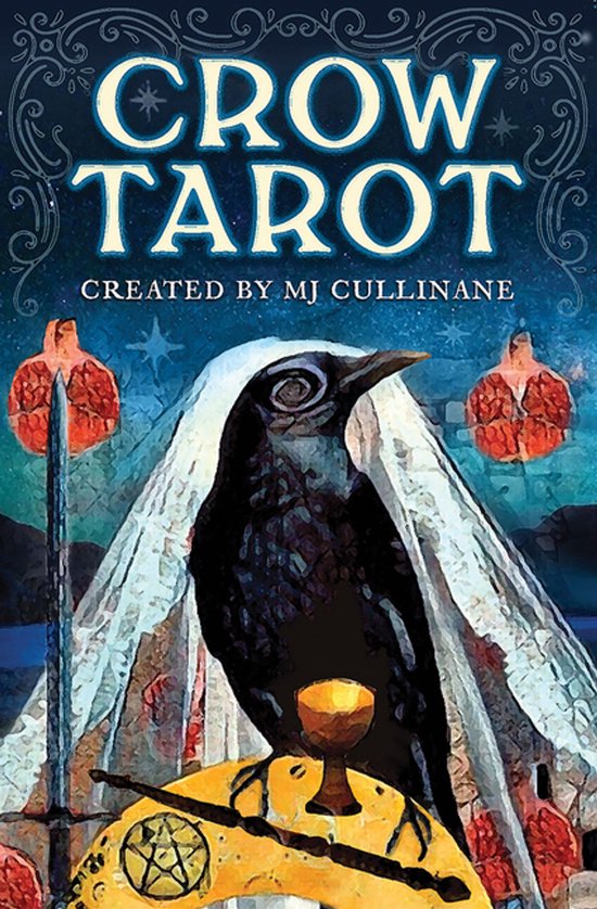 Crow Tarot, gecreëerd door MJ Cullinane. Een kraai zit op een goudkleurige cirkel met een pentagram.