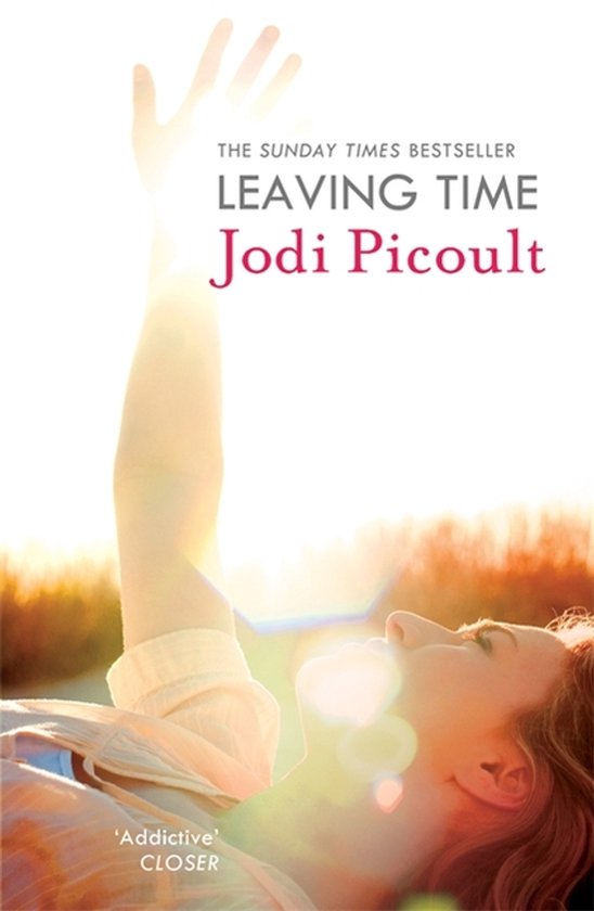 Boek 'Leaving Time' van Jodi Picoult. Een vrouw met haar arm omhoog, in fel zonlicht.